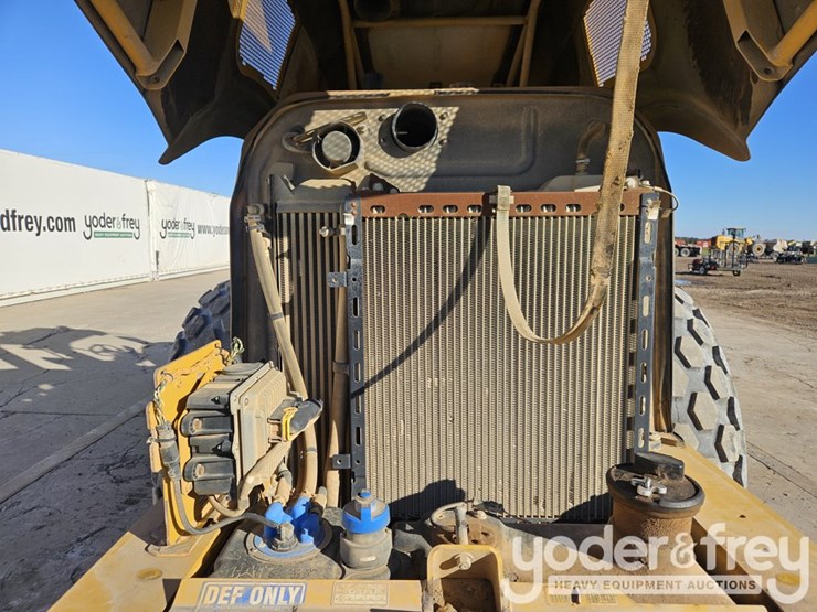 2016-caterpillar-cs54b-image-17