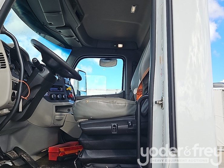 2020-peterbilt-567-image-30