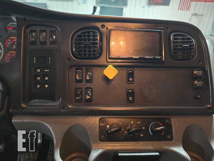 2017-freightliner-business-class-m2-106-image-14