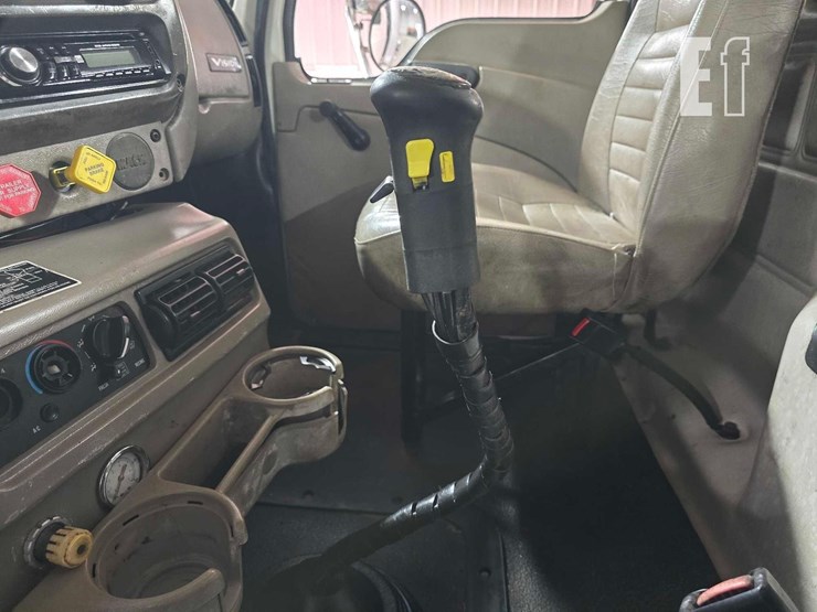 2005-mack-vision-cxn613-image-17