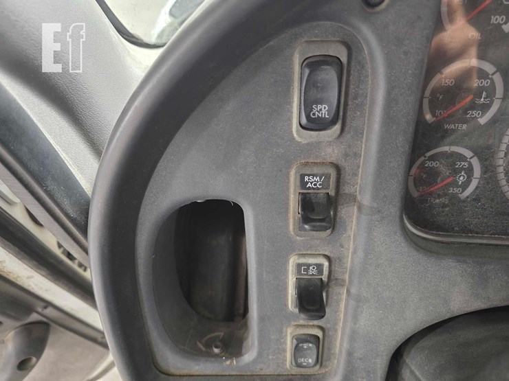 2016-freightliner-114sd-image-19