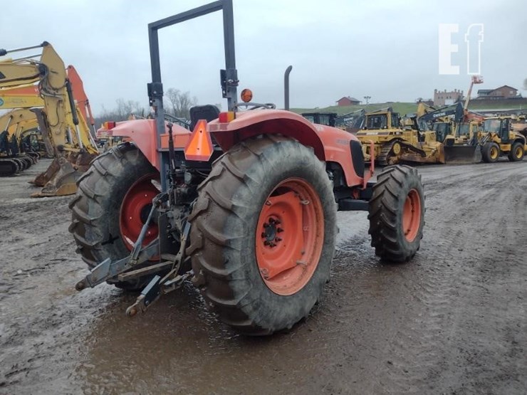 10-kubota-m108-tractor-image-24