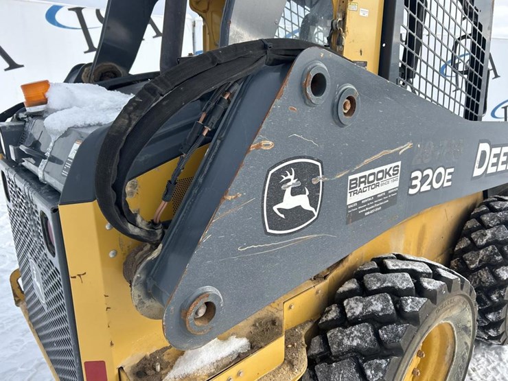 2017-deere-320e-image-19