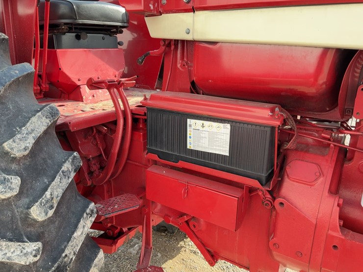 1970-ih-farmall-856-tractor-image-39