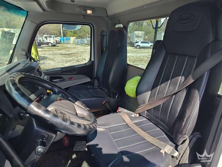 2022-peterbilt-567-t/a-wet-kit-day-cab-truck-tractor-image-19