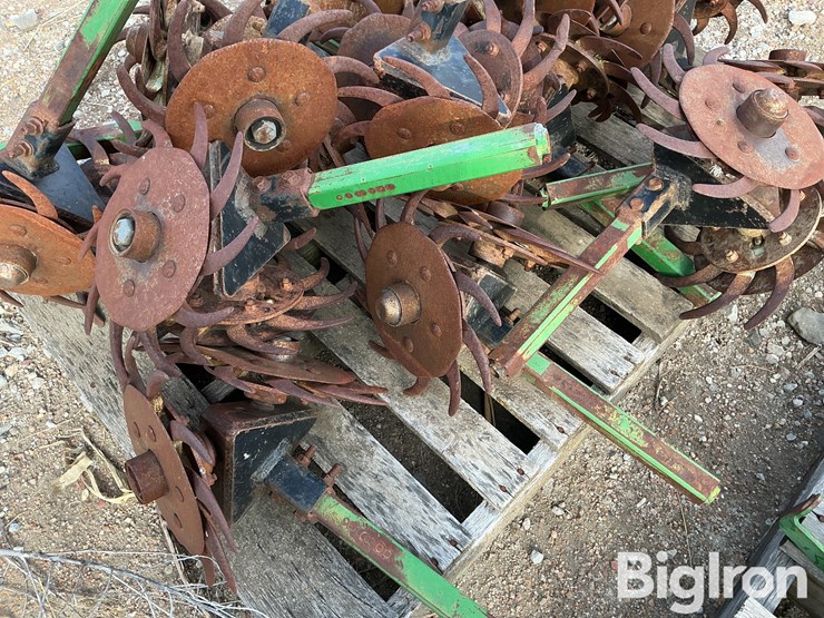 john-deere-max-emerge-planter-opening-units-image-13