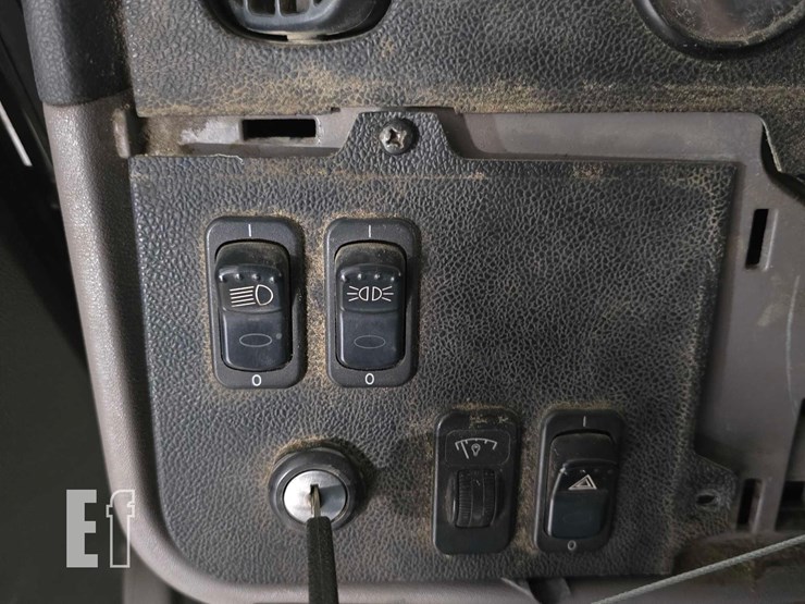 2013-peterbilt-365-image-17