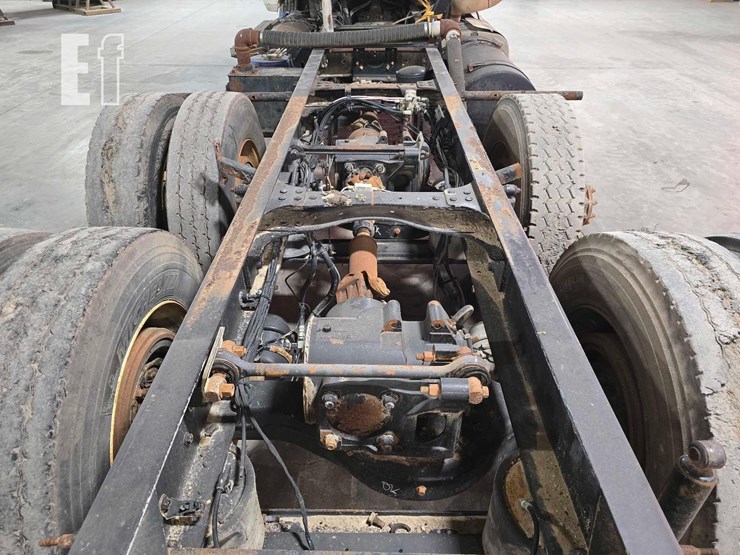 2012-mack-granite-gu713-image-19