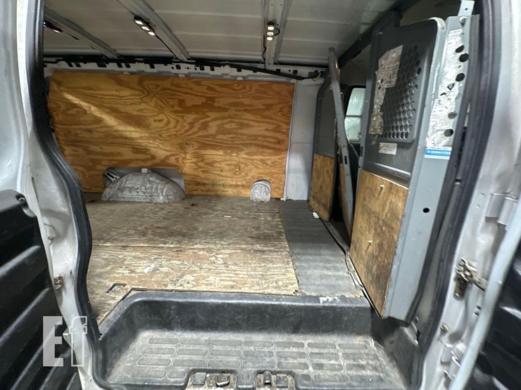 2018-chevrolet-express-2500-image-10