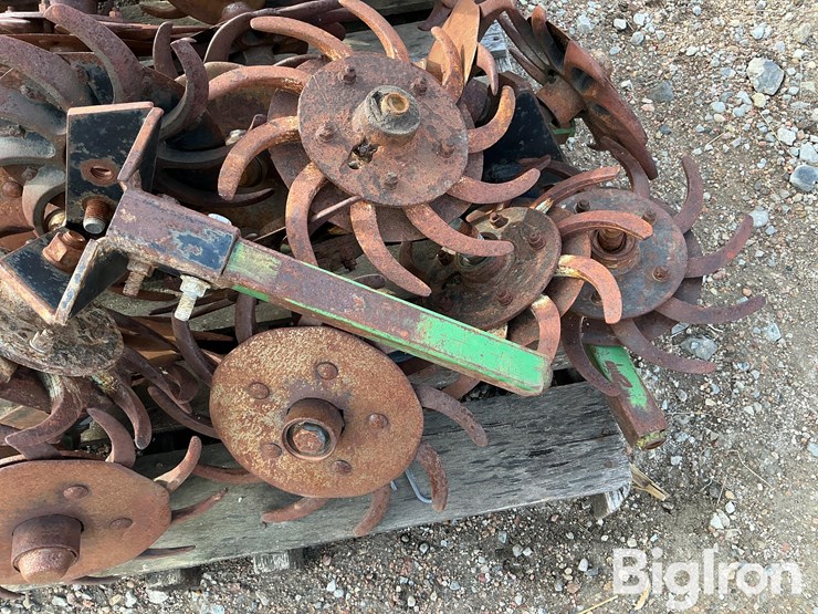 john-deere-max-emerge-planter-opening-units-image-10