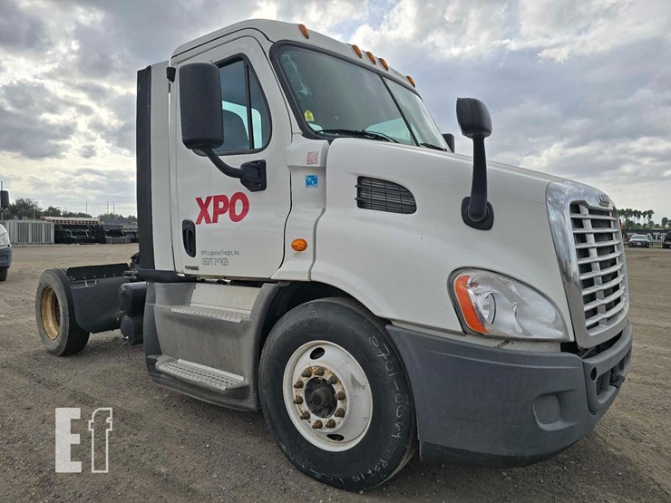 2018-freightliner-cascadia-113-image-2