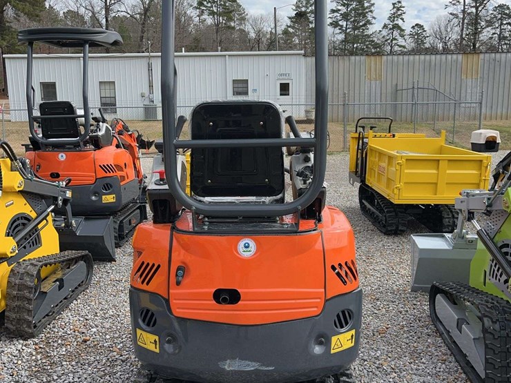 me18-mini-excavator-image-8