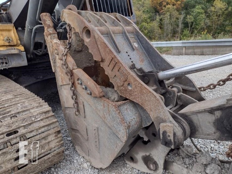 2015-volvo-ec220e-lr-image-22