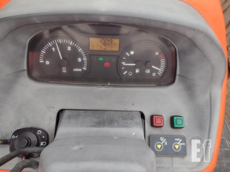 10-kubota-m108-tractor-image-12