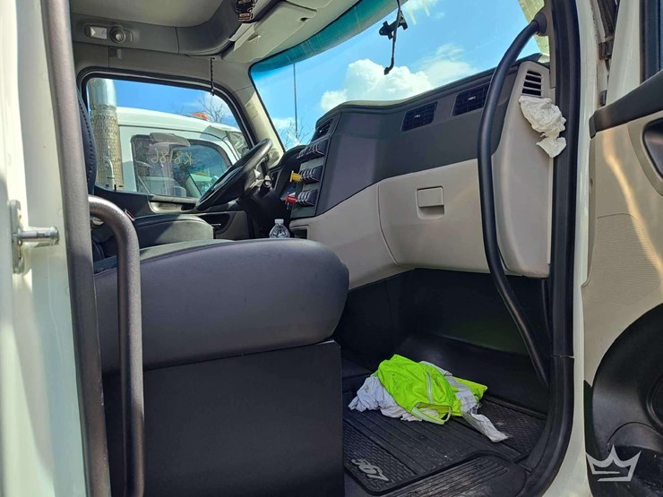 2023-peterbilt-567-t/a-wet-kit-day-cab-truck-tractor-image-29