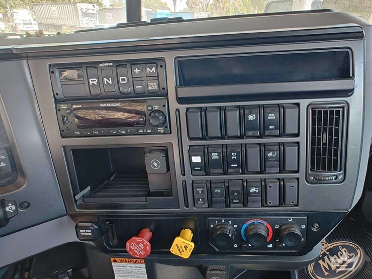 2022-mack-pinnacle-t/a-wet-kit-day-cab-truck-tractor-image-16