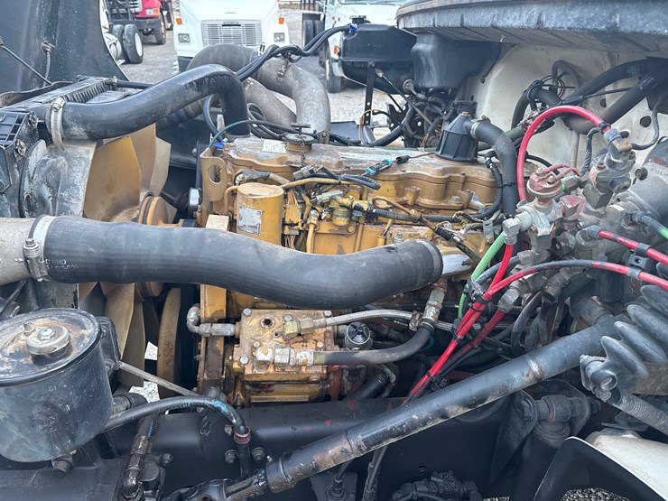 2000-freightliner-fl70-image-8