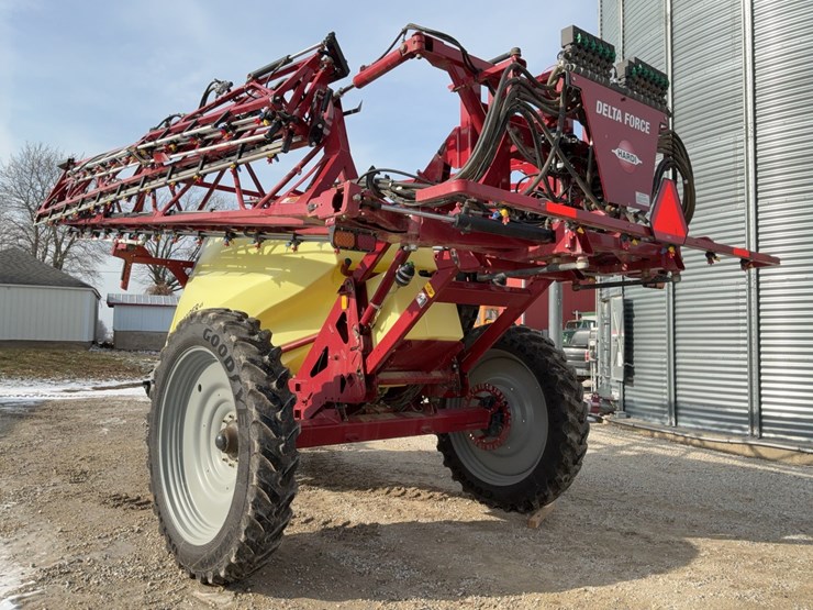 2024-hardi-commander-45-pull-type-sprayer-image-3