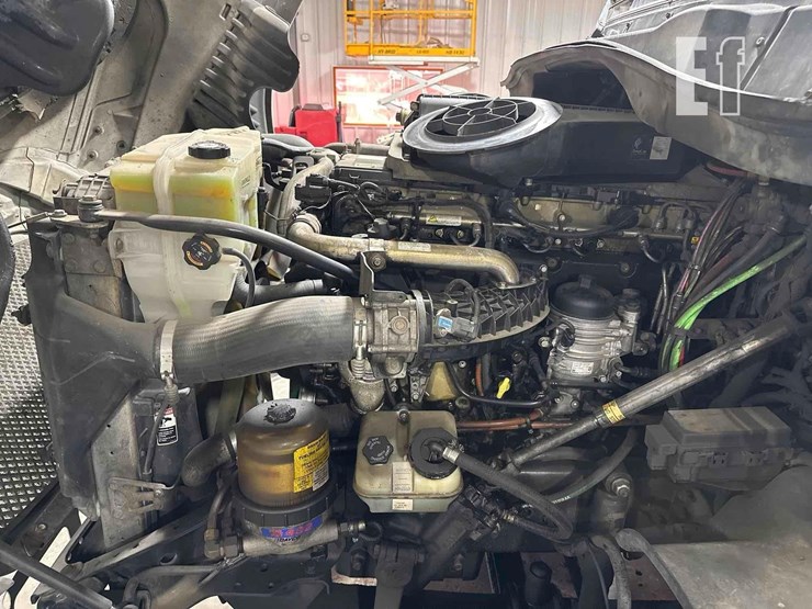 2014-freightliner-cascadia-125-image-27