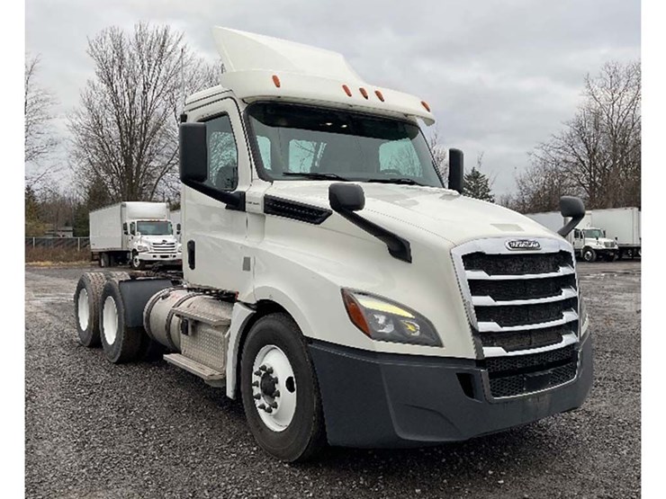 2018-freightliner-cascadia-126-image-1
