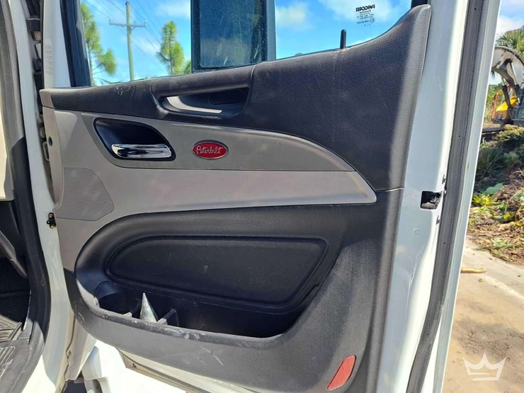 2023-peterbilt-567-image-32