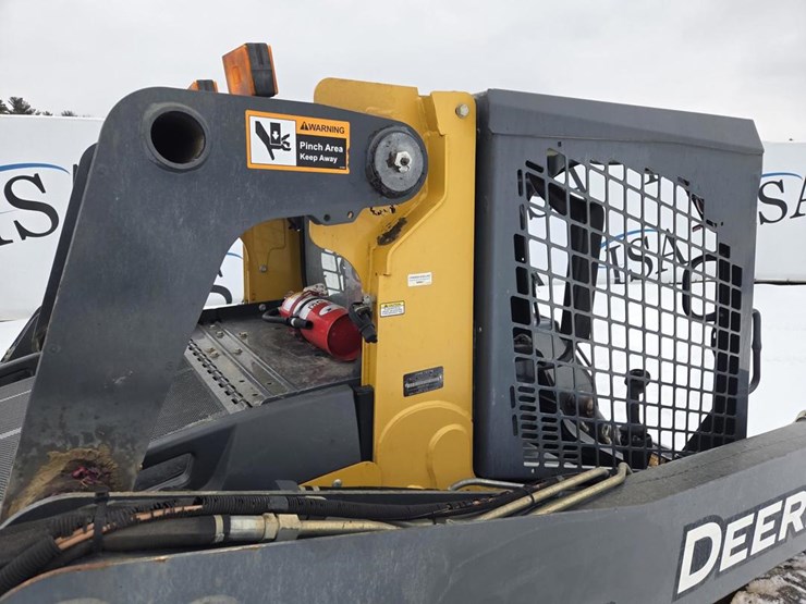 2017-deere-320e-image-26