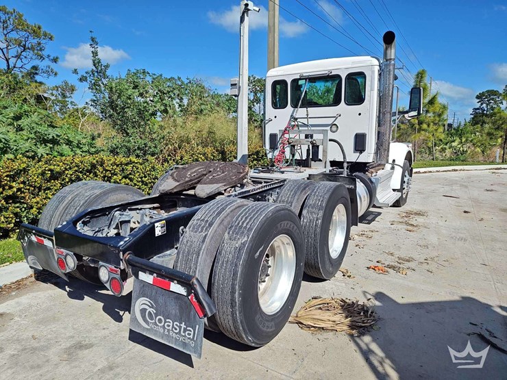 2023-peterbilt-567-image-3