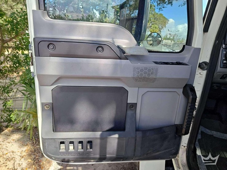 2022-mack-pinnacle-t/a-wet-kit-day-cab-truck-tractor-image-32