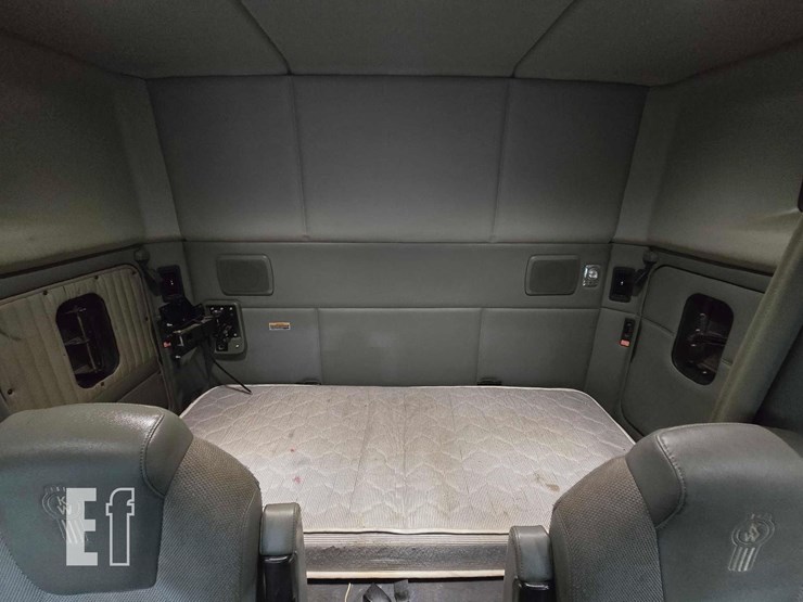 2017-kenworth-t880-image-27