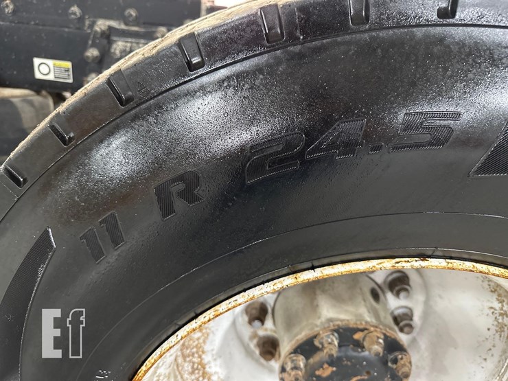 2005-peterbilt-385-image-25