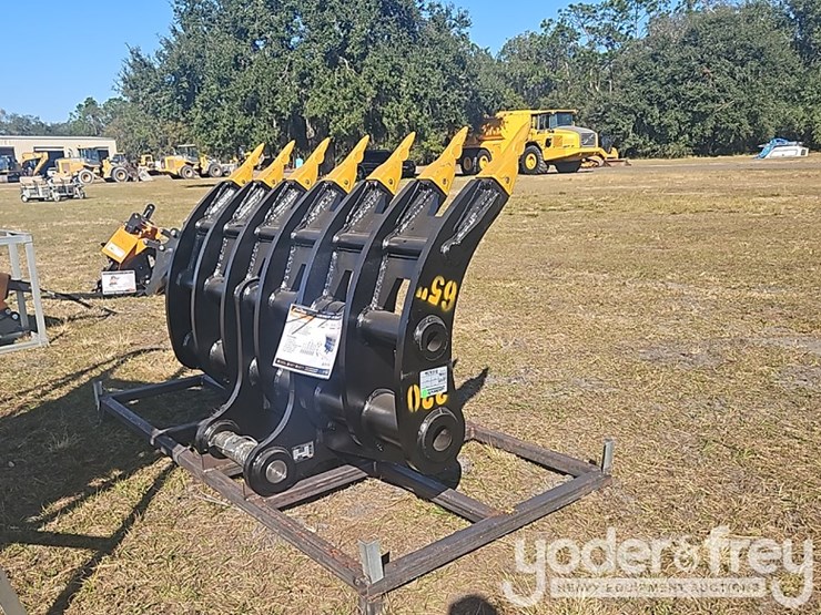 2025-caterpillar-320-image-1