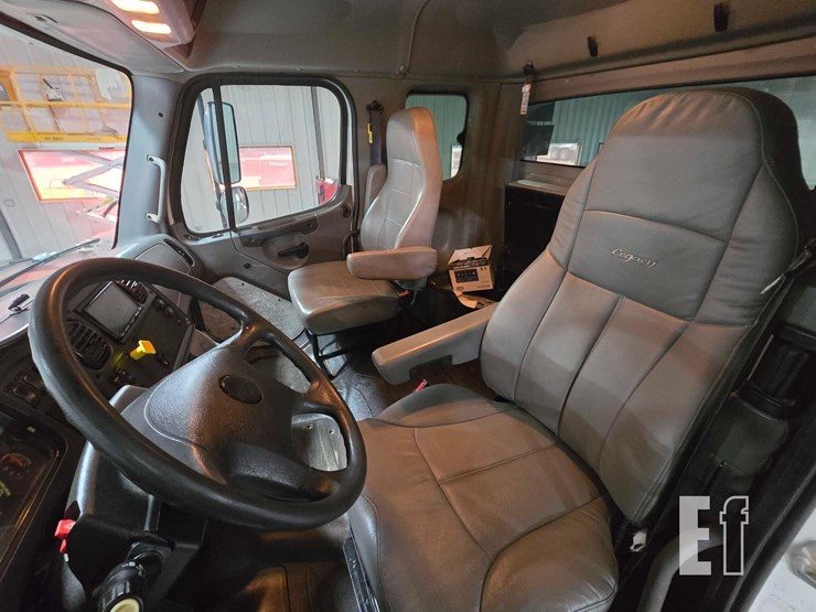 2017-freightliner-business-class-m2-106-image-9