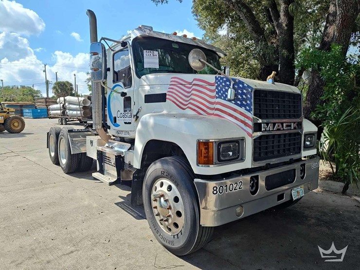 2022-mack-pinnacle-t/a-wet-kit-day-cab-truck-tractor-image-2