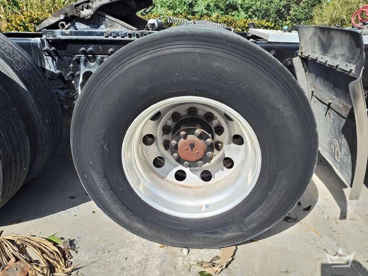 2023-peterbilt-567-image-45