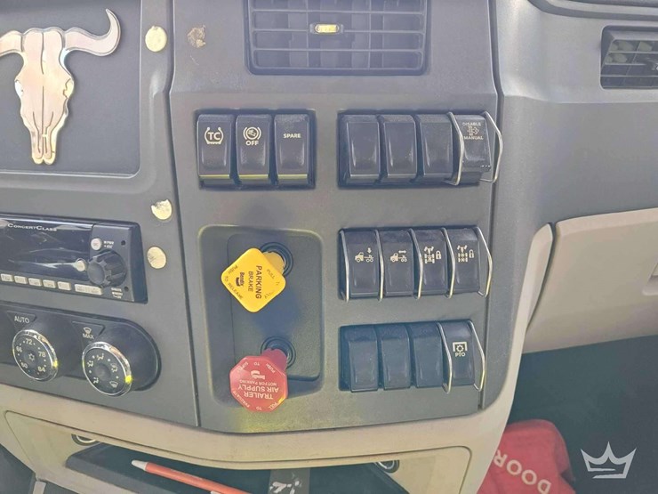 2022-peterbilt-567-t/a-wet-kit-day-cab-truck-tractor-image-21