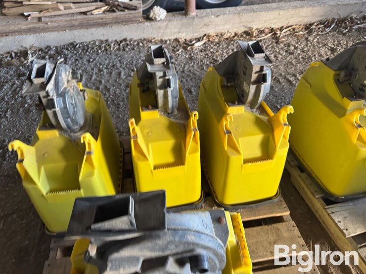 john-deere-max-emerge-planter-boxes-w/precision-planting-seed-units-image-8