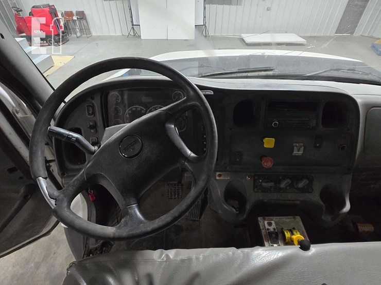 2016-freightliner-114sd-image-13