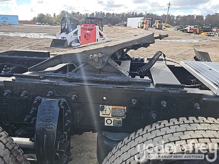 2020-peterbilt-567-image-10