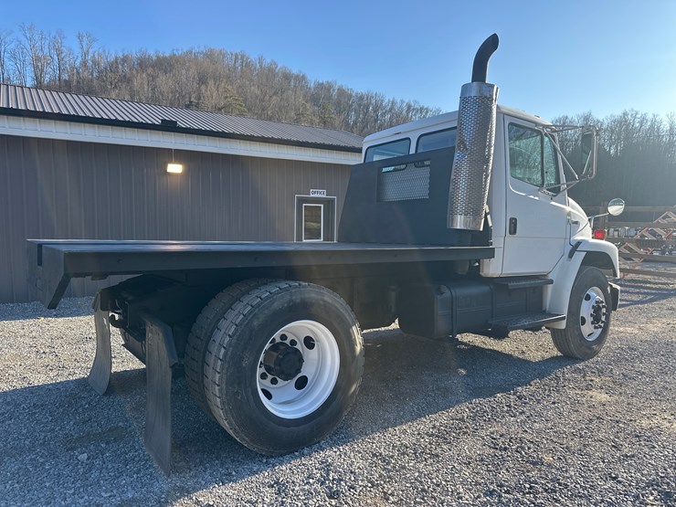 2000-freightliner-fl70-image-5