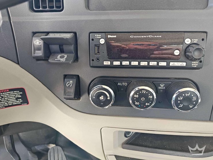 2022-peterbilt-567-t/a-wet-kit-day-cab-truck-tractor-image-32