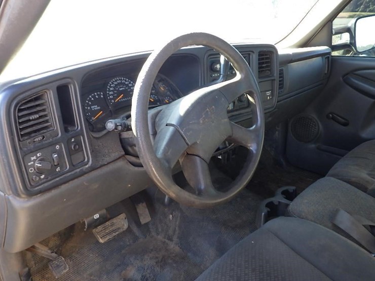 2006-chevrolet-2500-image-13