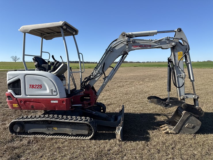 takeuchi-tb225-image-1
