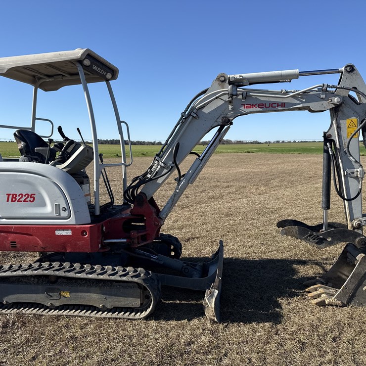 TAKEUCHI TB225