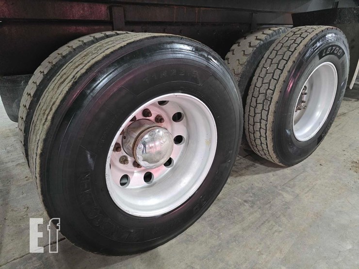 2009-peterbilt-384-image-24