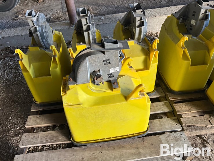 john-deere-max-emerge-planter-boxes-w/precision-planting-seed-units-image-11