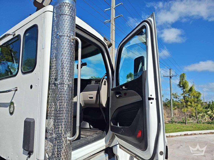 2023-peterbilt-567-image-24