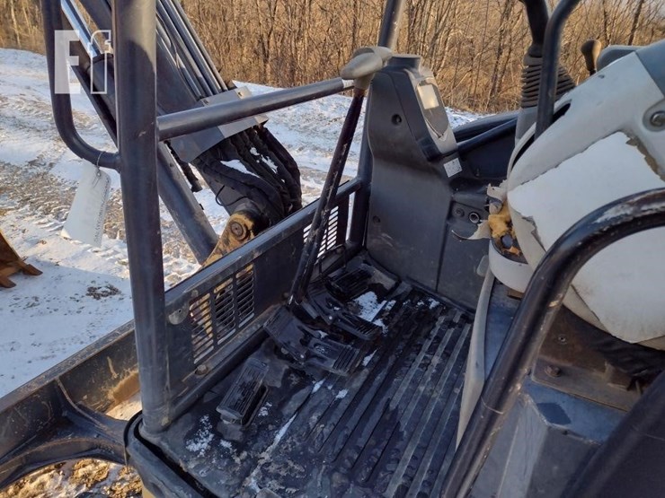 2013-deere-35d-image-11