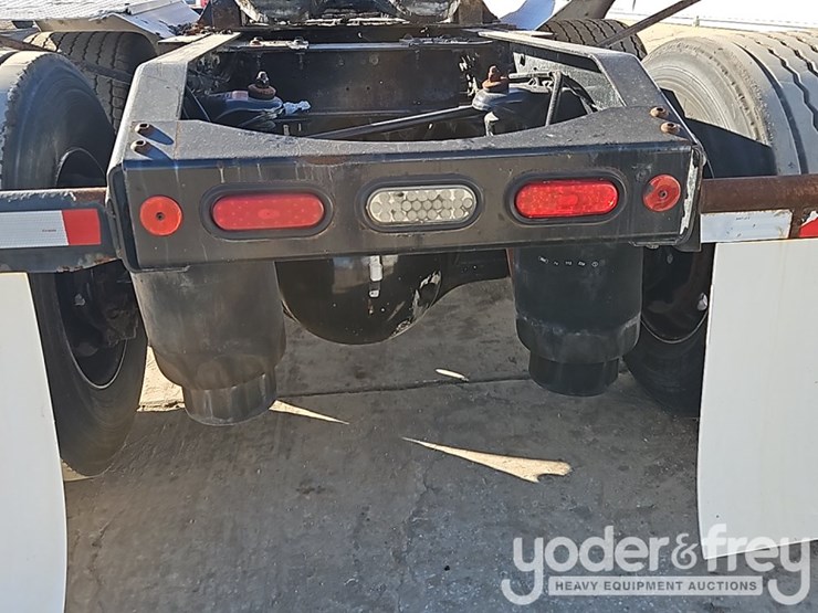 2018-peterbilt-579-image-16