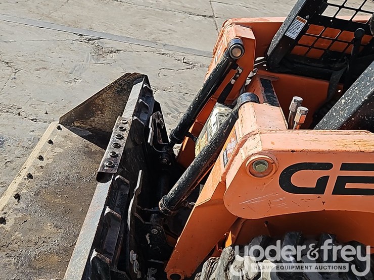 2019-gehl-r105-image-10