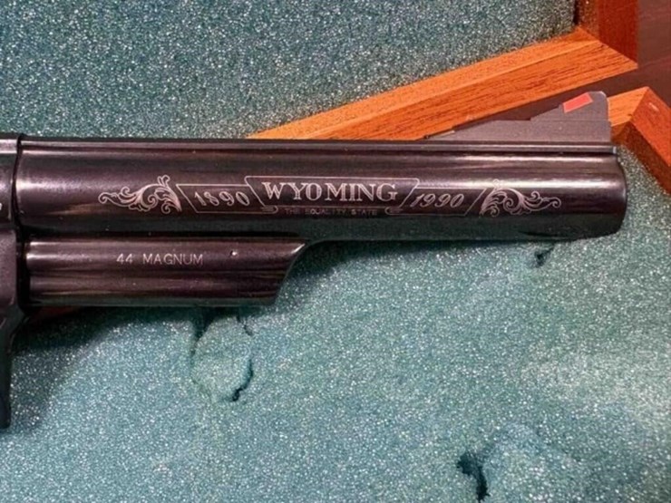 smith-and-wesson---yellowstone---.44-mag-revoler-image-2